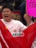哈哈!场边女生举标语支持小杨:杨瀚森,姐姐又来了!