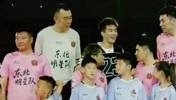 久违的画面啊！郭艾伦参加足球名人赛 出场时站到大韩和二哥中间