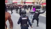 混乱!赛前马德里警方和本菲卡球迷发生冲突,小球迷哭了出来!