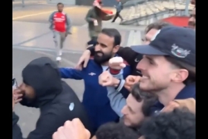 通宵庆祝！赖斯清晨在街头与枪迷合影，高喊Arsenal