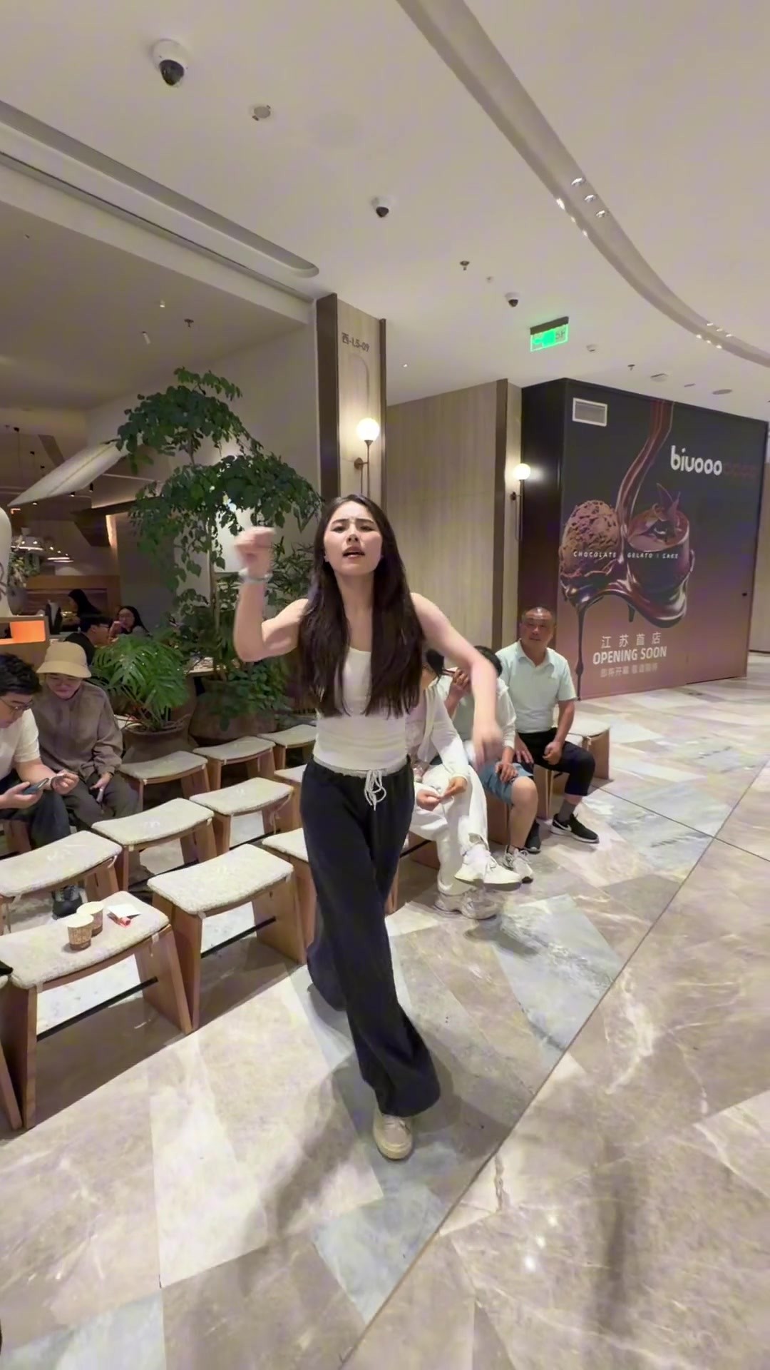 旁边路人都不敢看！一位社牛小姐姐模拟叫号取餐选秀大会