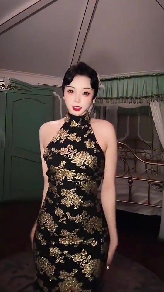 好看爱看！😍美女主播小太阳这身旗袍装扮也太显身材了！