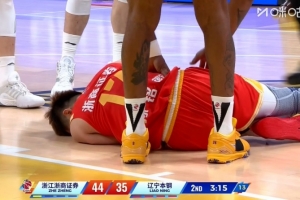 远离伤病啊!孙铭徽突破崴脚痛苦倒地 蹦着返回更衣室